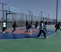 教练员非常耐心不厌其烦地给队员们讲解战术安排